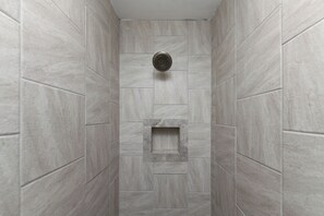 Dusche, Whirlpool, Seife, Toilettenpapier