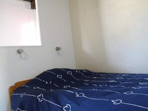 1 dormitorio, tabla de planchar con plancha, ropa de cama