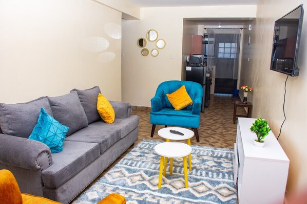 Appartement Ville | Aire de séjour | Téléviseur connecté de 24 po avec télévision numérique