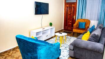 Departamento urbano | Área de sala de estar | Smart TV de 24 pulgadas con canales digitales