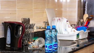 Apartamento urbano | Cozinha privada | Geladeira, micro-ondas, talheres/pratos/utensílios de cozinha