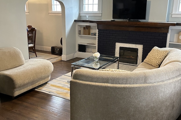 Una Smart TV, una chimenea, un futbolín