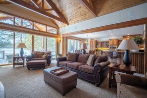 TV, caminetto, lettore DVD