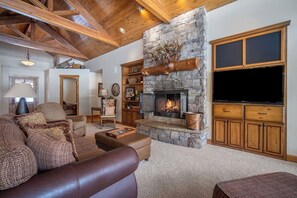 TV, caminetto, lettore DVD