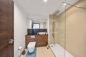 Ensemble douche/baignoire, baignoire relaxante profonde, sèche-cheveux