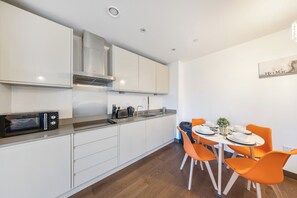 Fridge, microwave, oven, stovetop - Lovely Flat With Free Parking & Wheelchair Access (Maidstone)