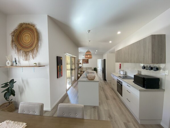 Fridge, microwave, oven, stovetop - Charming Beach Getaway (Valla Beach)