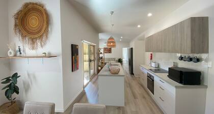 Charming Beach Getaway -Tucked away in Valla beach is the charming home that has a unique private ba