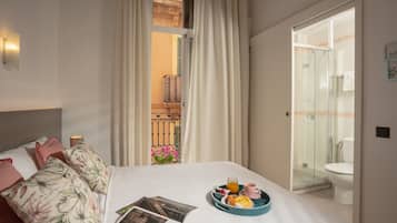 Phòng đôi, ban công, quang cảnh thành phố | Bàn, khu vực làm việc phù hợp cho laptop