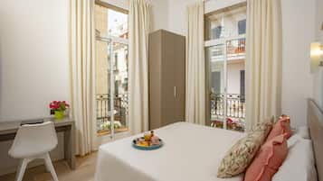 Doppelzimmer, Balkon, Stadtblick | Schreibtisch, laptopgeeigneter Arbeitsplatz, kostenloses WLAN