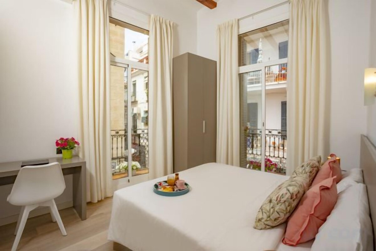 Desk, laptop workspace, WiFi (free), bed sheets
