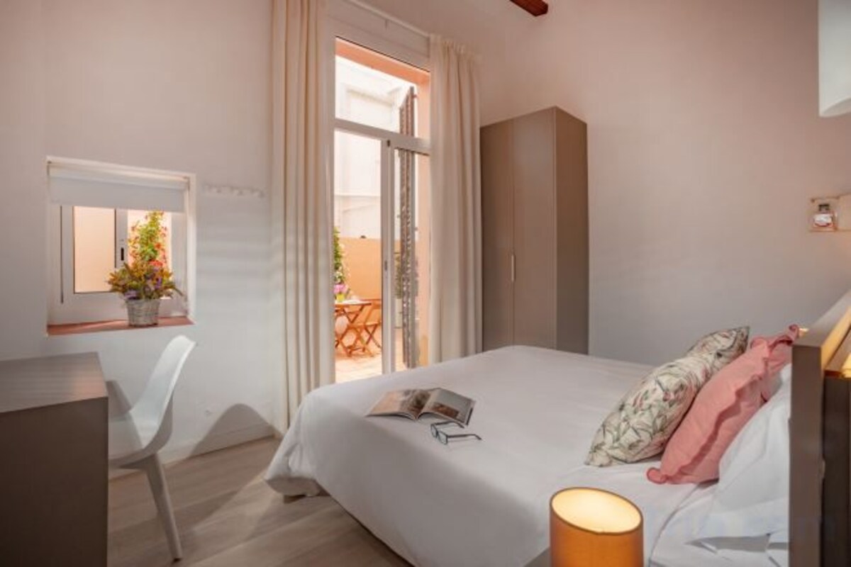 Desk, laptop workspace, free WiFi, bed sheets