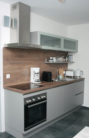 Frigorífico, microondas, horno y placa de cocina