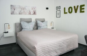1 dormitorio, tabla de planchar con plancha, wifi y ropa de cama