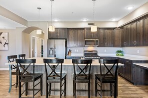 Fridge, microwave, oven, stovetop - Cottage Point - Sleeps 20! Pool and Hot tub, pickleball courts. Great views. (St. George)