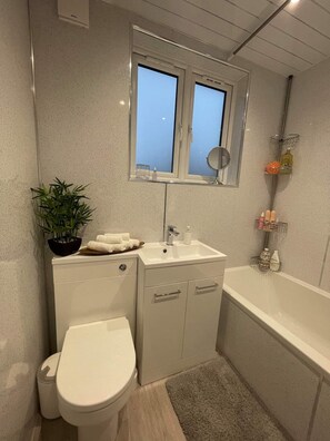 Apartment | Bathroom - Scottish Stunning Stay With Free Parking (Perth)
