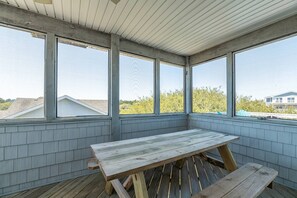 Dining - Sea Stars - 4x4 Carova Beach, Canalfront, Boat Ramp, Dock, Gazebo, Game Room (4x4 - Carova Beach)