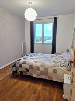 3 slaapkamers, een bureau, een strijkplank/strijkijzer, wifi