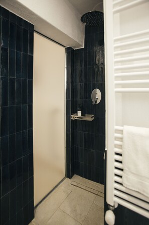 Suite 31 | Bathroom | Free toiletries, hair dryer, bathrobes, bidet