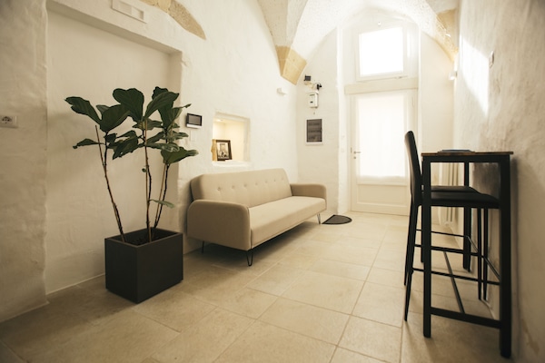 Suite 31 | Zona de estar | Smart TV de 36 pulgadas con canales digitales, Netflix