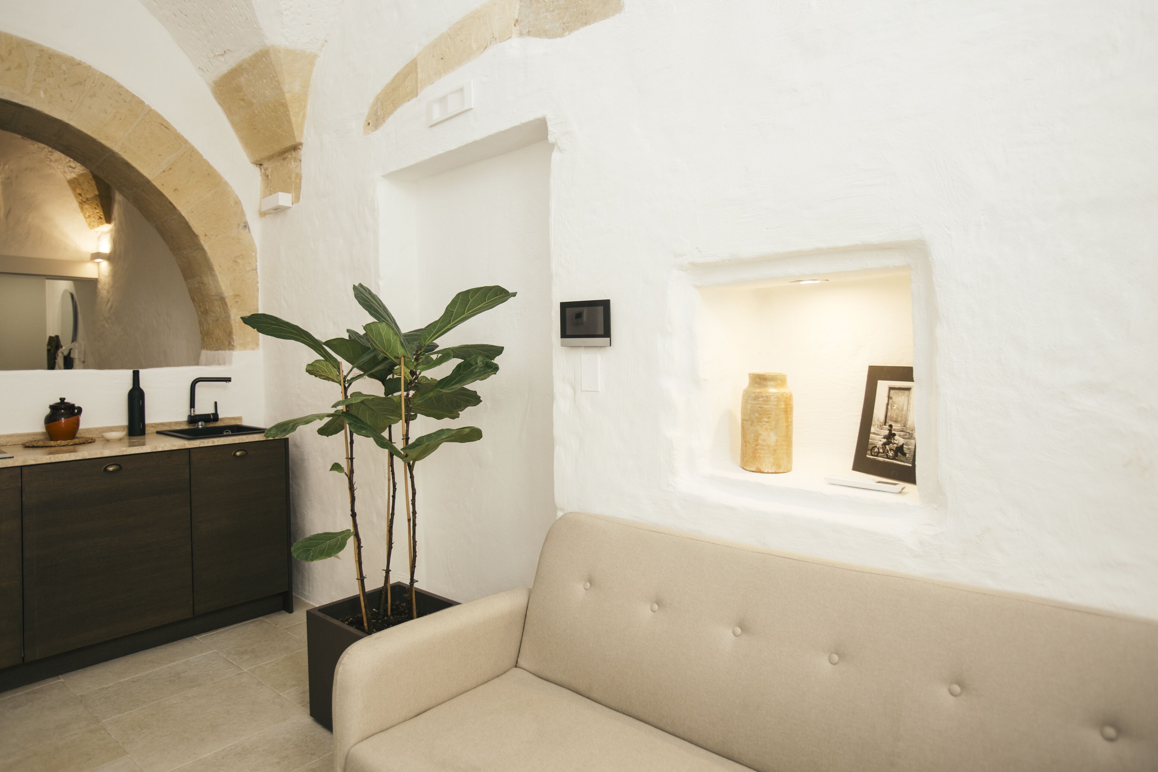 Suite 31 | Living area | 36-inch Smart TV with digital channels, Netflix, streaming services