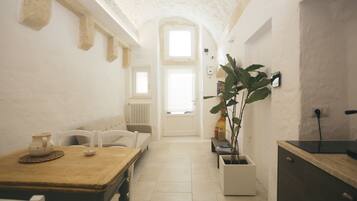 Suite 29 With Tub | Living area