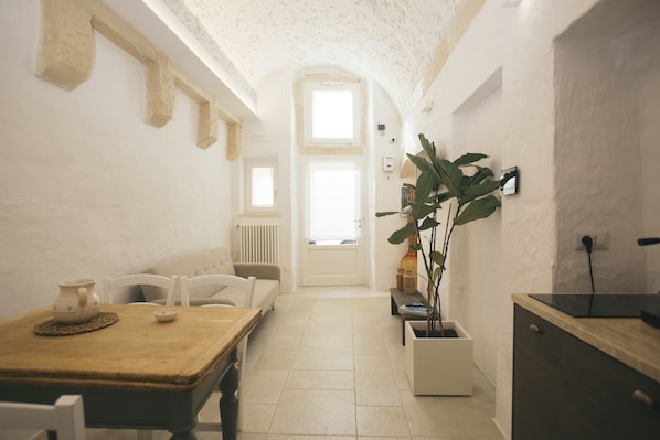 Suite 29 With Tub | Wohnbereich | 36-Zoll-Smart-TV mit Digitalempfang, Netflix, Streaming-Dienste