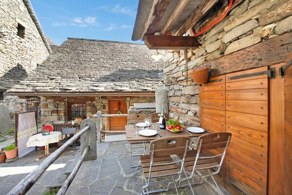 Family Chalet, Multiple Bedrooms (Rustico al forno Sonogno) | Outdoor dining
