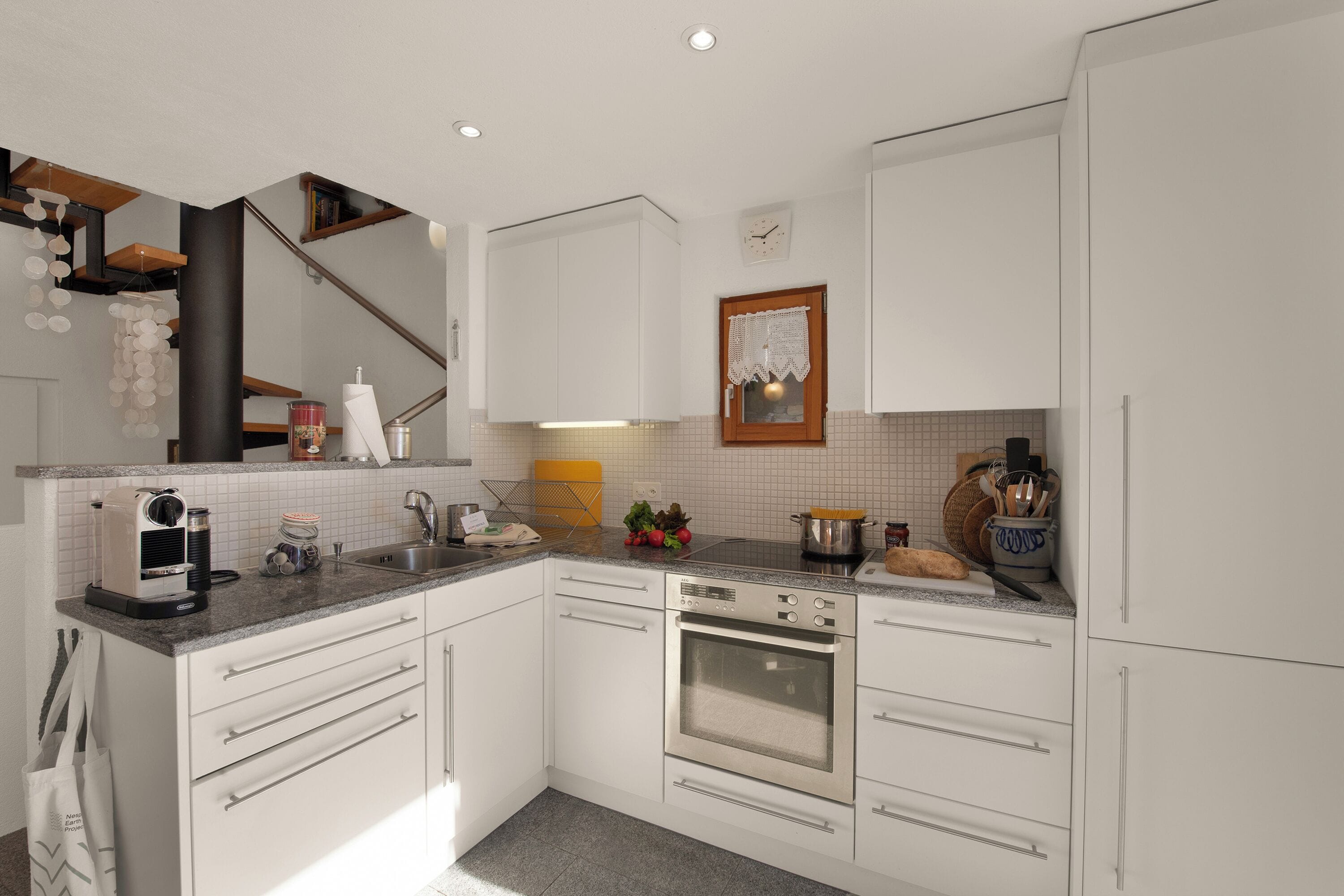 Fridge, oven, stovetop, coffee/tea maker