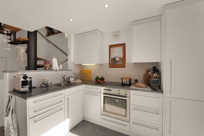 Réfrigérateur, un four, surface de cuisson, cafetiÚre-théiÚre