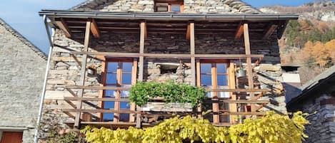 Familienchalet, Mehrere Schlafzimmer (Rustico al forno Sonogno) | Aussenbereich
