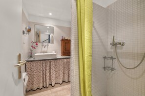Chalet Keluarga, beberapa kamar (Rustico al forno Sonogno) | Kamar mandi | Shower, pengering rambut, handuk, dan sabun