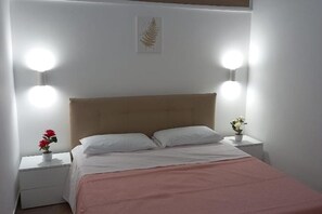 2 bedrooms, iron/ironing board, free WiFi, bed sheets