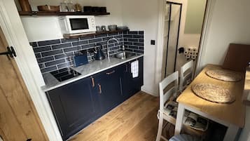 Luxury Cabin (Shepherd Hut) | Private kitchen | Electric kettle, toaster