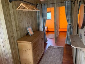 Cabin, 3 Bedrooms (Safari Lodge with Hot Tub)