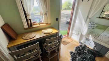 Luksusmökki (Shepherd Hut) | Ylelliset vuodevaatteet, yksilöllisesti sisustettu, vuodevaatteet