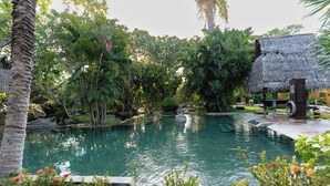 Outdoor pool, pool loungers - Pondok Sari Beach & Spa Resort (Pemuteran)