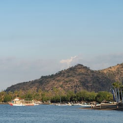 在海滩、海滩遮阳伞、沙滩毛巾、水肺潜水