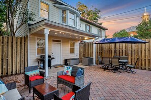 Outdoor dining - Enchanting Abode w/ Charming Outdoor Spaces + Parking by Lucky Savannah (Savannah)