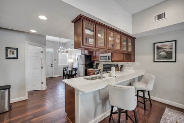 Fridge, microwave, oven, stovetop - Enchanting Abode w/ Charming Outdoor Spaces + Parking by Lucky Savannah (Savannah)