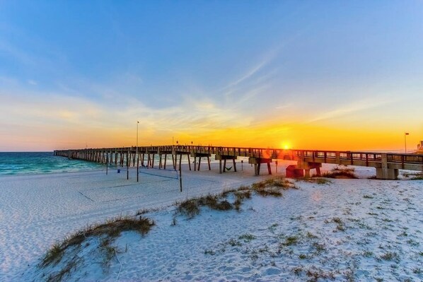 On the beach - Paradise Tides 813-Sleeps 8-Outstanding Ocean (Panama City Beach)