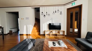 Smart TV, fireplace - 小樽市にあり、小樽駅から徒歩13分の宿泊施設で、庭と無料専用駐車場を提供しています。ベッドルーム3室が備わる別荘です。 (小樽市)