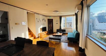 小樽市にあり、小樽駅から徒歩13分の宿泊施設で、庭と無料専用駐車場を提供しています。ベッドルーム3室が備わる別荘です。