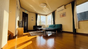 Smart TV, fireplace - 小樽市にあり、小樽駅から徒歩13分の宿泊施設で、庭と無料専用駐車場を提供しています。ベッドルーム3室が備わる別荘です。 (小樽市)