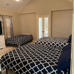 5 habitaciones, tabla de planchar con plancha, wifi y ropa de cama 