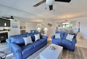 Villa, 2 chambres | Coin séjour | TV connectée