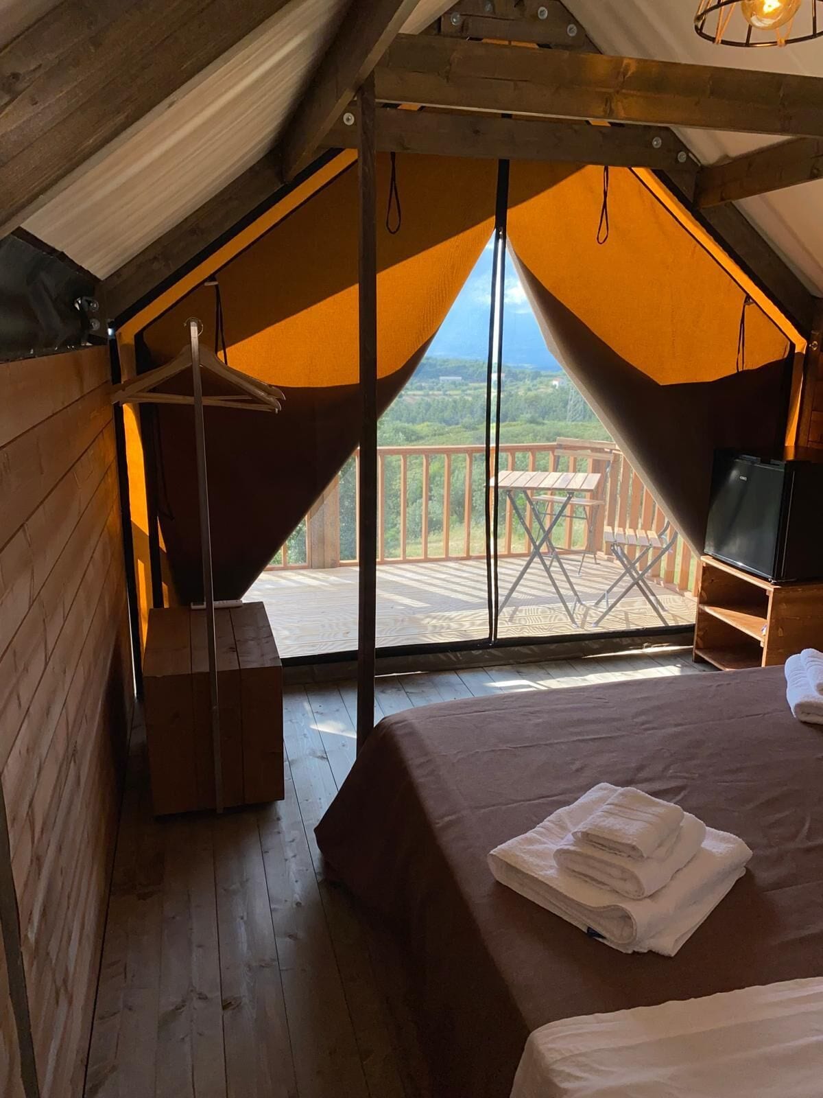 Luxe tent | 1 slaapkamer, geluiddichte muren, een strijkplank/strijkijzer