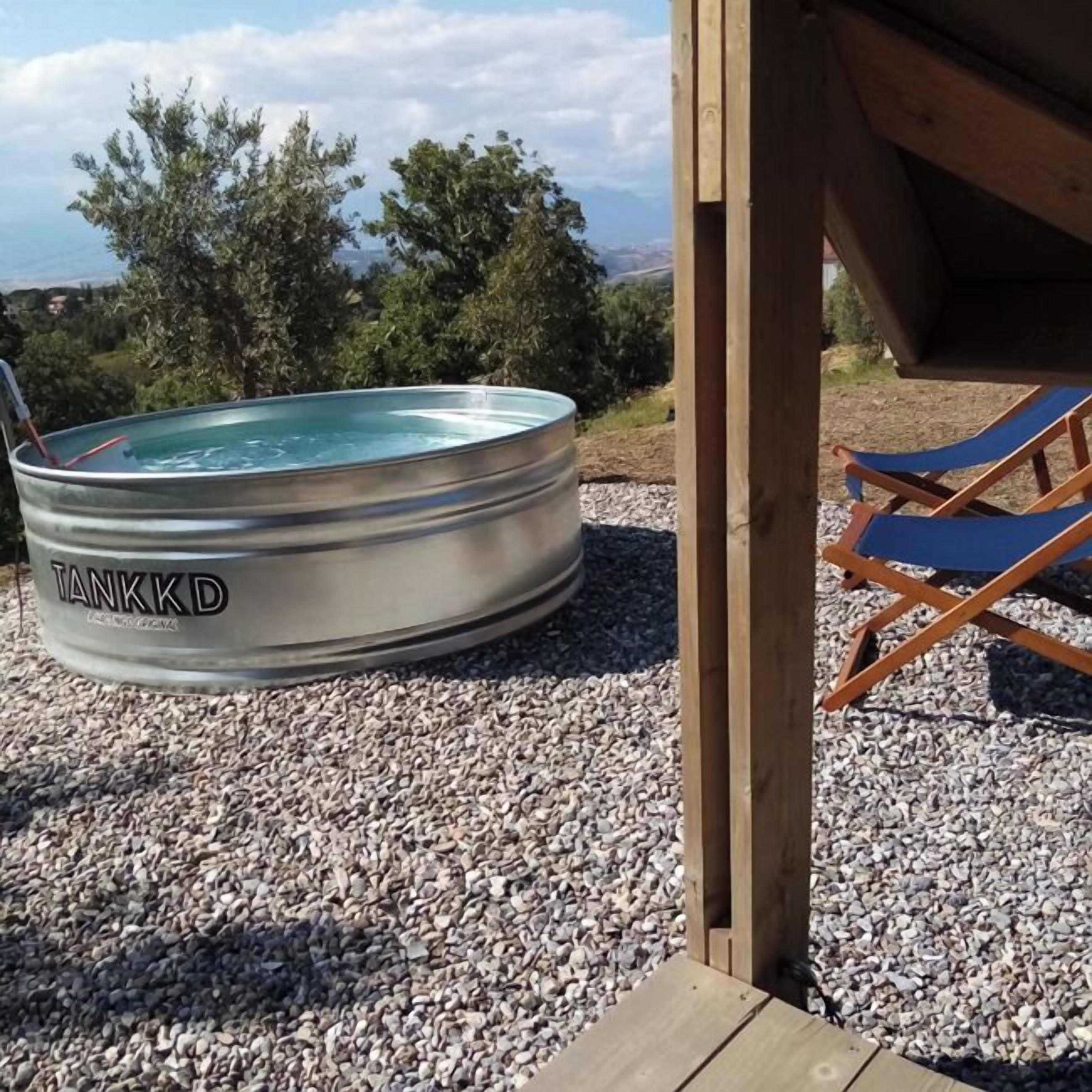 Piscina stagionale all'aperto, ombrelloni da piscina, lettini