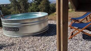 Piscina stagionale all'aperto, ombrelloni da piscina, lettini