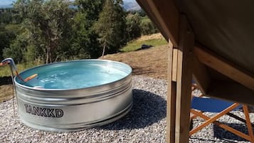 Piscina stagionale all'aperto, ombrelloni da piscina, lettini